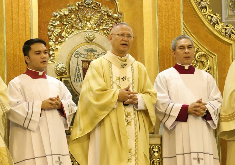 Cebu Archbishop Jose Palma presides the Chrism mass and the renewal of priest's vows at the Cebu Metropolitan Cathedral (CDN PHOTO/ JUNJIE MENDOZA)