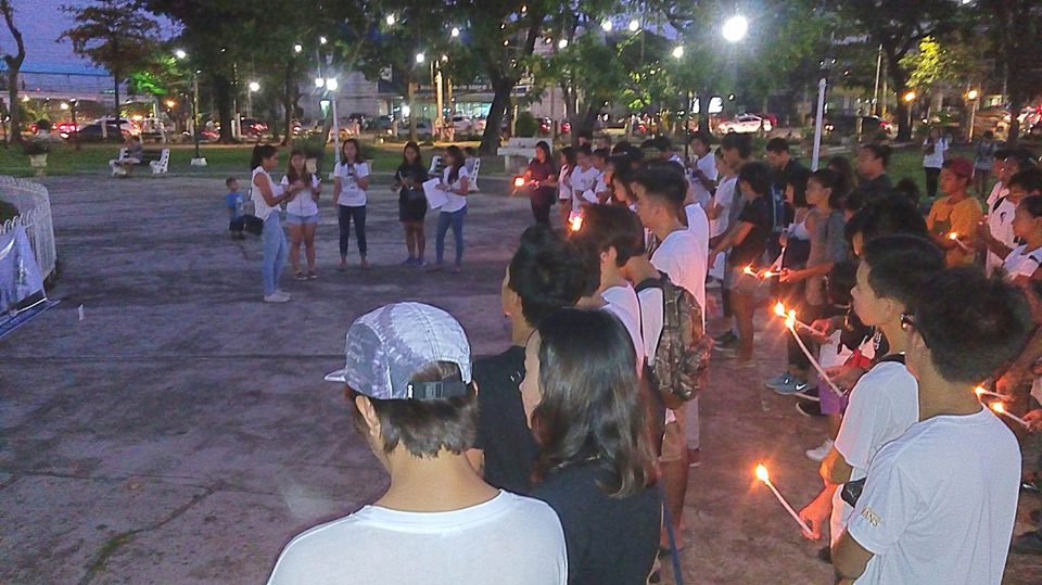 Members of the local longboarding and frisbee community gather at the Fuente Osmeña Circle for a prayer vigil for fellow longboarder Loreen Ramirez, who was murdered in Siquijor province last Sunday. (CDN PHOTO/ GLENDALE ROSAL)