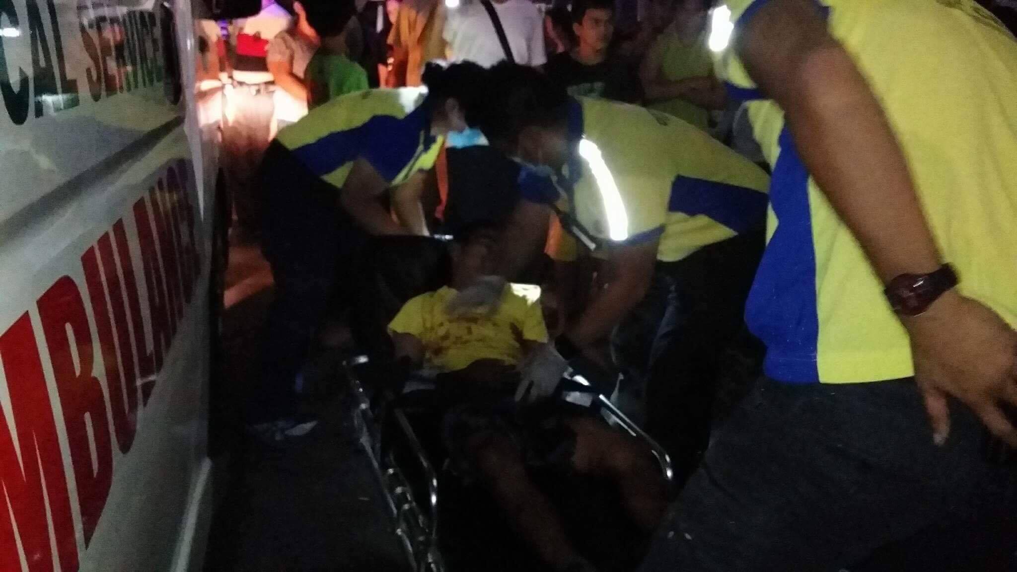 Cebu City Emergency Medical Service staff attend to a drunk man who tried to commit suicide outside a videoke bar along Manalili Street, Cebu City on Saturday night. (CDN PHOTO/BENJIE TALISIC)