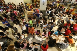 Hundreds of new voters rush to meet the deadline for the registration of voters for the barangay and Sangguniang Kabataan polls set to be held in October (until further notice). At the Robinson’s Cybergate, Comelec Cebu City’s satellite registration area, voters waited hours in long lines that snaked through the mall.   CDN PHOTO/JUNJIE MENDOZA