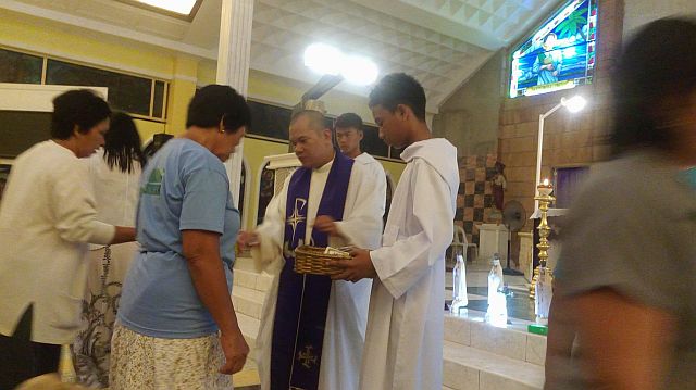 Fr. Roy Bacug officiated the Mass after the prayer rally on Saturday. (CDN PHOTO/MICHELLE JOY L. PADAYHAG)