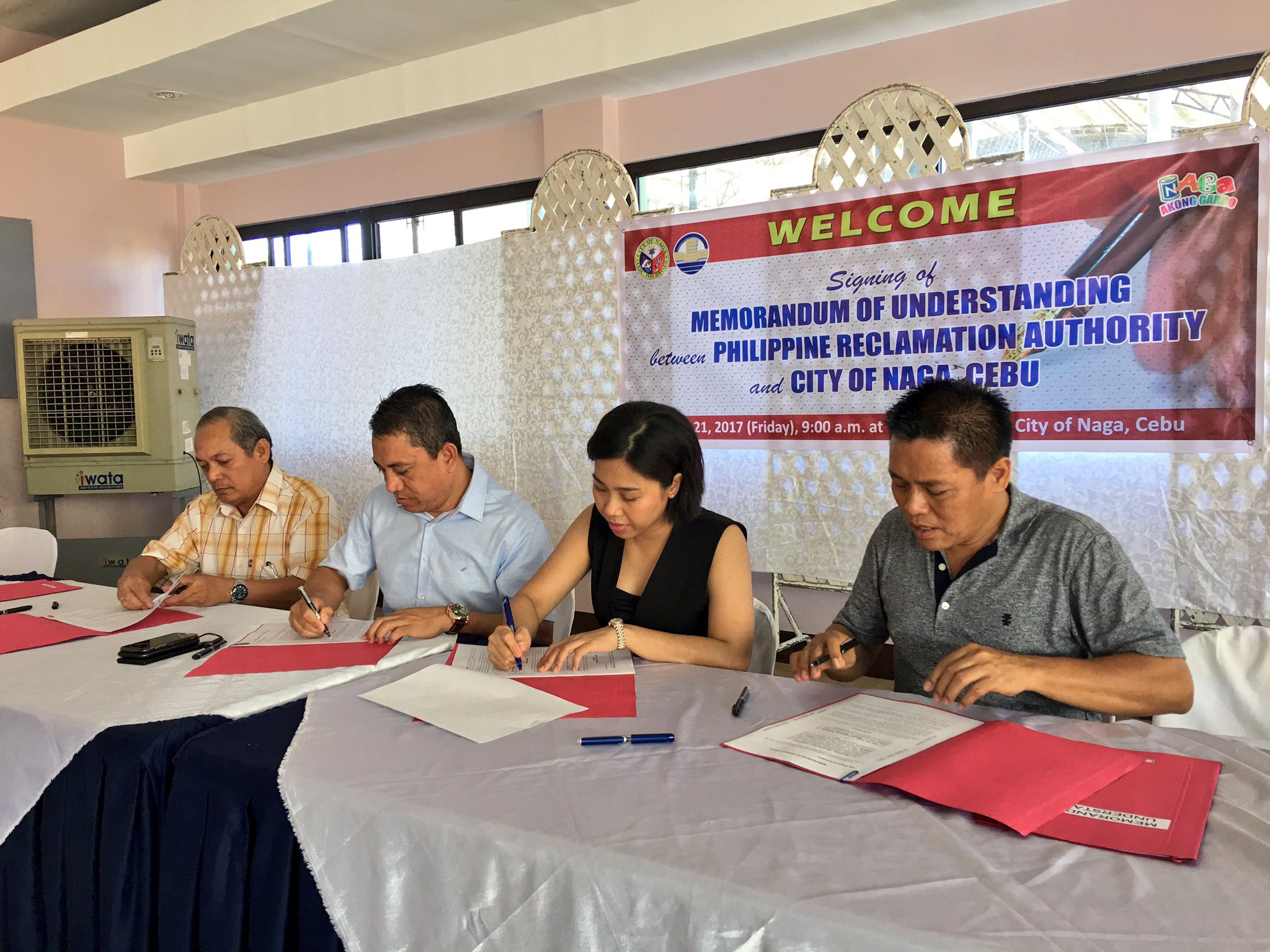 MOU signing between the PRA and Naga City for the latter's proposed 146-hectare reclamation project  (CDN PHOTO / JOSE SANTINO BUNACHITA)