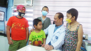 Dr. Jose Antonio Quitevis, president of the Philippine Society of Pediatric Hematology and a resident doctor of the Cebu Doctors' University Hospital, shares a light moment with cancer-stricken kids and encourages them to keep fighting. CDN PHOTO/ADOR VINCENT S. MAYOL)