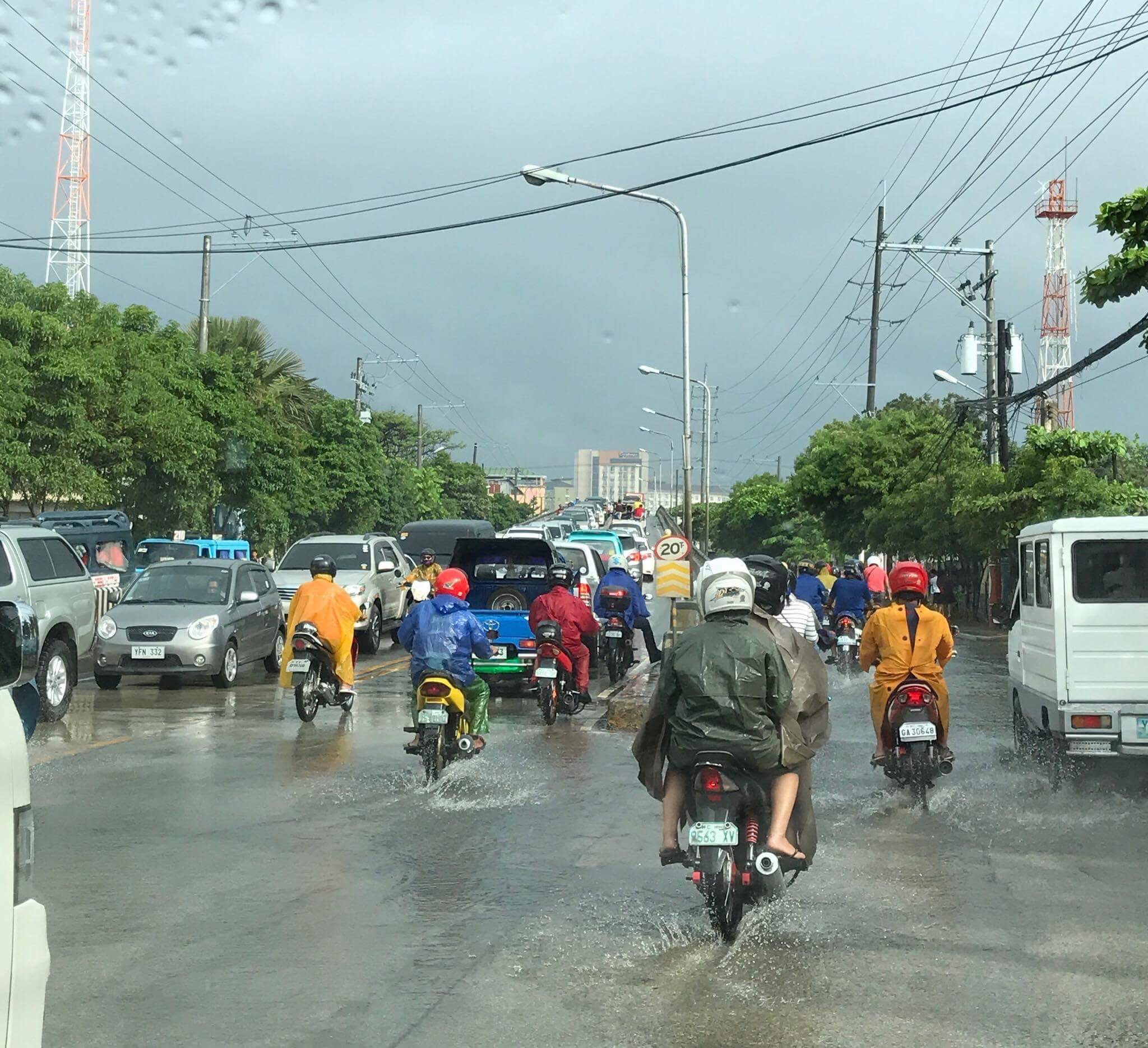 Traffic congestion and flooding observed at major thoroughfares in  Metro Cebu due to the heavy rain. (CDN PHOTO/BRIAN J. OCHOA)