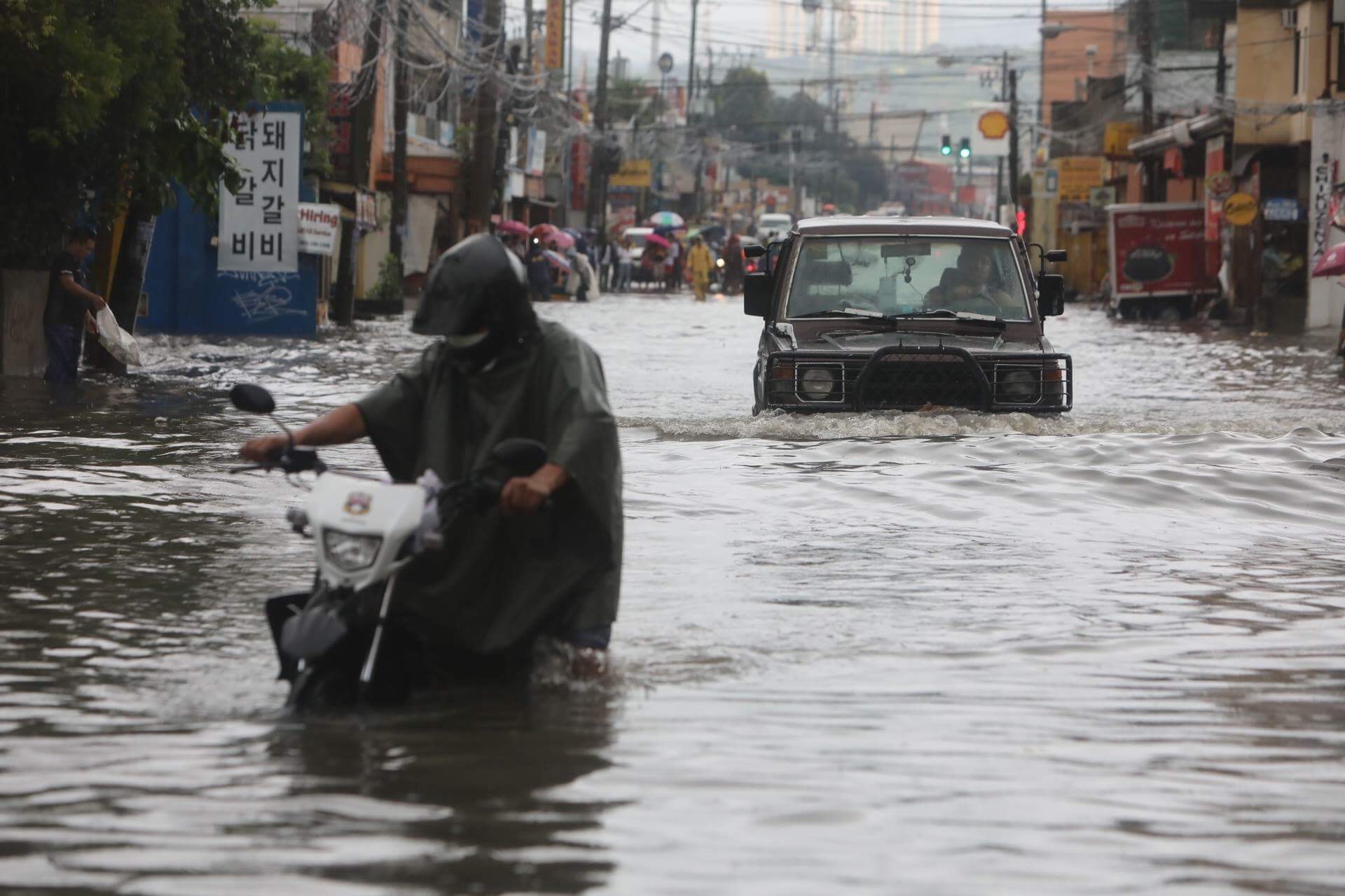 AS Fortuna road in Mandaue City was submerged in flood due to heavy rains on Sunday dawn brought about by Tropical Depression Crising. (CDN PHOTO/TONEE DESPOJO)
