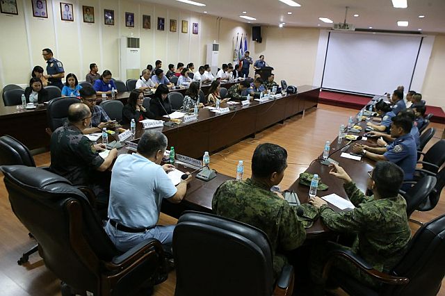 BRIEFING. Chief Supt. Noli Taliño (left back to camera) along with (to Taliño’s right) Cebu Gov. Hilario Davide III, AFP Central Command chief Lt. Gen. Oscar Lactao, and Maj. Gen. Jon Aying, commander of 31D Philippine Army, gives a security update to government and private stakeholders from Cebu and Bohol in Camp Sergio Osmeña Sr. on the  AFP-PNP operation in Inabanga, Bohol against the Abu Sayyaf. (CDN PHOTO/JUNJIE MENDOZA)