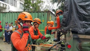 A rescue worker uses Smart’s satellite phone during the nationwide earthquake drill in Cebu City. (Contributed photo)