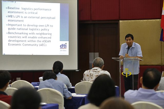 Jonathan Cabaltera, assistant chief of the Competitiveness Bureau’s supply chain and logistics management division, discusses indicators of logistics efficiency and logistics performance index to participants of a workshop in Cebu City. (CDN PHOTO/JUNJIE MENDOZA)