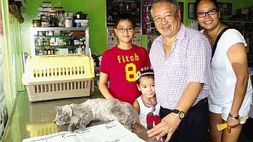 Dr. Eduardo dela Cruz  with his New York–based daughter Patricia and her children Silvian and  Sabrina at Cebu Dog and Cat Clinic.
