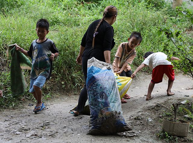 The children of Lower Laguerta help their parents  pick up trash in line with the  Cebu City government’s Basura mo, Sardinas Ko program. (CDN PHOTO/TONEE DESPOJO)
