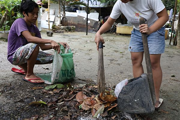 The Cebu City government encourages residents to clean up their own surroundings in exchange for two cans of sardines for every sack of garbage collected in Barangays Lahug and Cogon Pardo - the two pilot areas of the city’s “Basura Mo, Sardinas Ko” program.   CDN PHOTO/TONEE DESPOJO