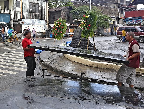 BATTLE OF TRES DE ABRIL PROGRAM TRANSFERED/APRIL 3, 2017: Cebu City government employees dismantle the flatform beside the Marker supposse to be use for the program of the Battle of Tres De Abril at Tres de abril street barangay San Nicolas after the program was transfered to Rizal Library cuase by an early morning heavy downpour.(CDN PHOTO/JUNJIE MENDOZA)
