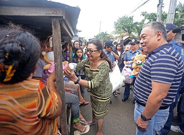  Governor Hilario Davide III and Vice Governor Agnes Magpale joined Operation Tokhang in  Barangay Poblacion, Cordova, and campaigned against illegal drugs and cyberpornography. They were joined by the provincial police and Cordova Mayor Tetche Sitoy-Cho. CDN PHOTO/LITO TECSON