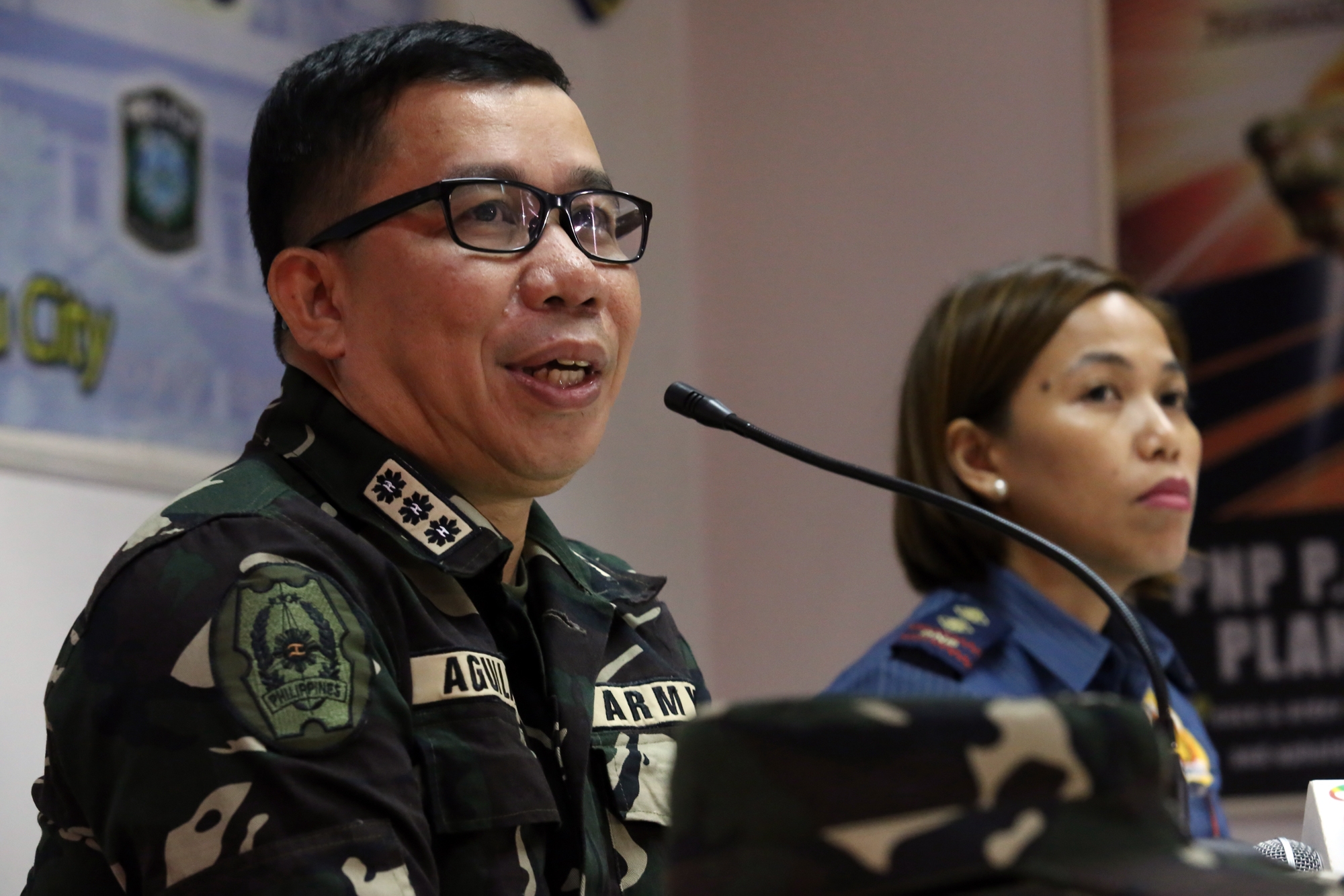 Col. Medel Aguilar of the AFP Central Command and Police Senior Insp. Reslyn Abella of PRO-7 update reporters on the encounter between government forces and Abu Sayyaf members in Inabanga, Bohol. CDN PHOTO/JUNJIE MENDOZA