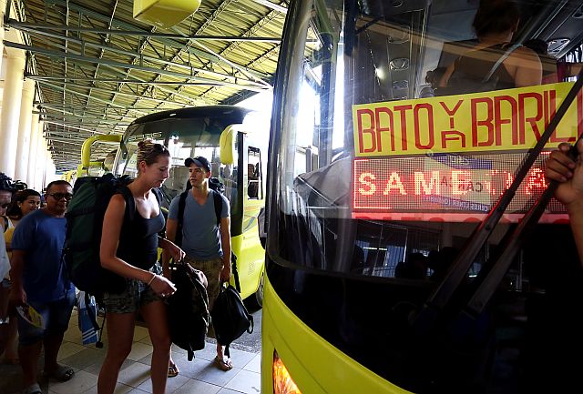 Foreign tourists continue to fill up buses in Cebu’s terminals despite the Bohol encounter between suspected Abu Sayyaf bandits and government troops. (CDN PHOTO/JUNJIE MENDOZA)