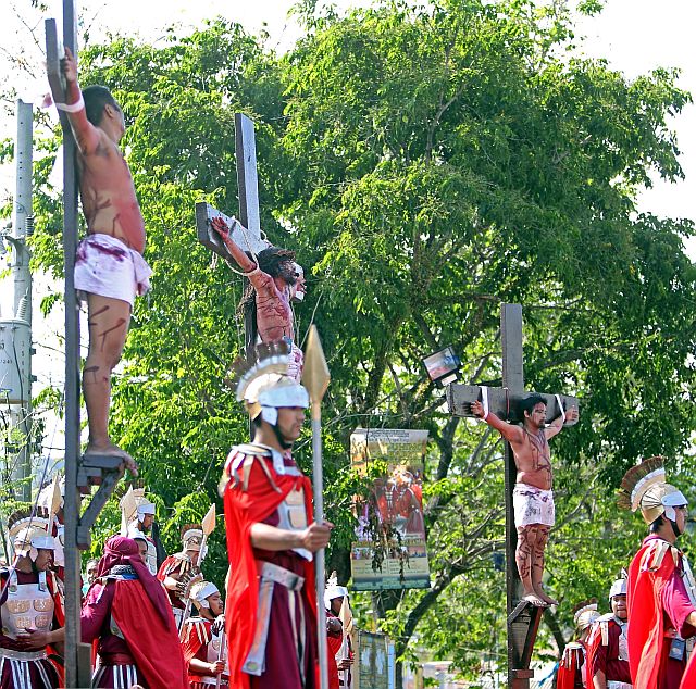 In this scene from Buhing Kalbaryo 2016, cast members reenact Jesus’ crucifixion and death at the Our Lady of Guadalupe Church in Barangay Guadalupe, Cebu City — the traditional site of the play’s climax.  This year, however, organizers had to find a new venue for the final act of the play as the church grounds were no longer available for them. (CDN FILE PHOTO)