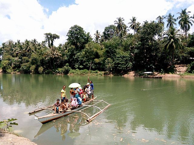 Residents of Barangay Napo, Inabanga town in Bohol province flee from their homes at the height of the encounter between government forces and suspected Abu Sayyaf members. (INQUIRER)