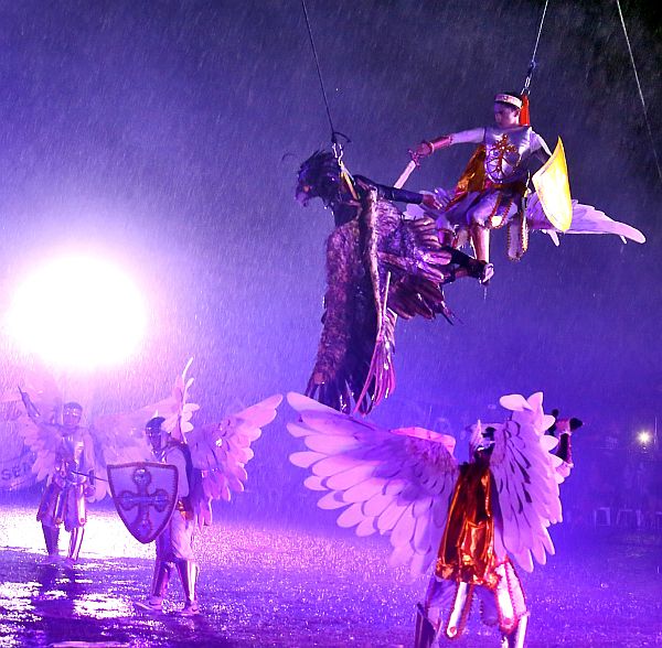 SUGAT KABANHAWAN SA MINGLANILLA: Actors in this annual Easter Sunday event in Minglanilla town deliver an awesome presentation amid the heavy downpour. CDN PHOTO/JUNJIE MENDOZA
