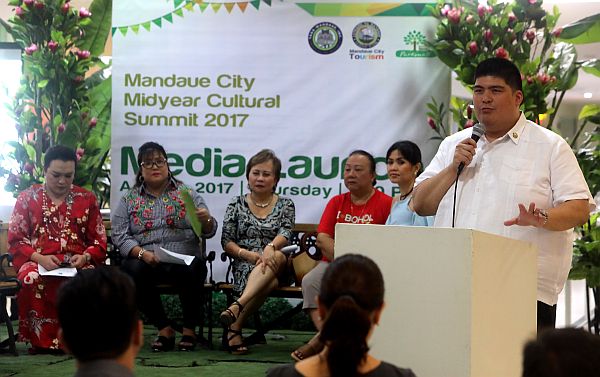 Mayor Quisumbing announces the start of the city’s monthlong fiesta activities, together with (from left) City Treasurer Regal Oliva, overall chairman of the event Councilor Cynthia Remedio, beauty search chairman Elsa Basubas, fiesta finance committee in-charge Edita Cortes and fiesta committee secretary Gwen Tianero. CDN PHOTO/TONEE DESPOJO
