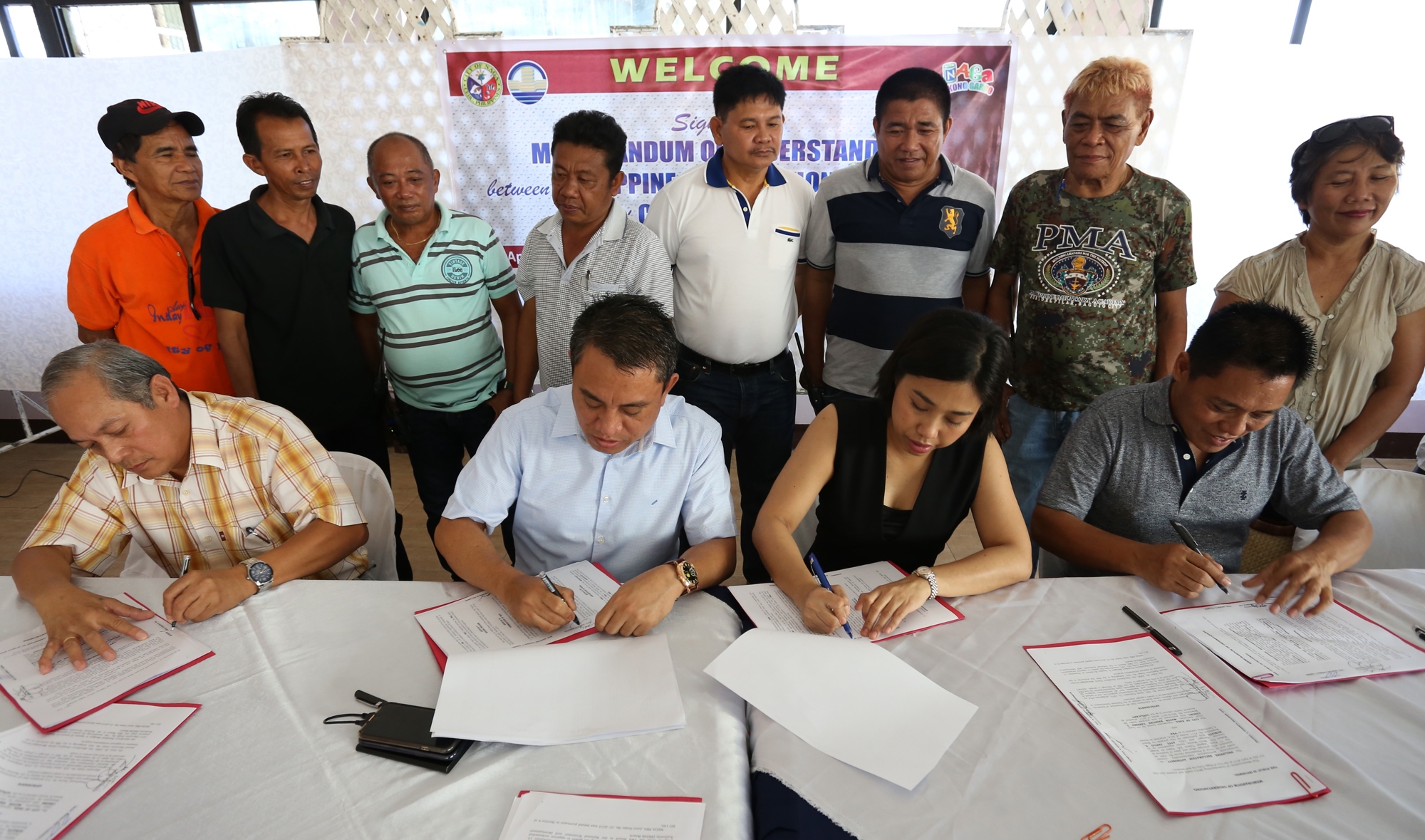 MOU SIGNING FOR NAGA CITY RECLAMATION/APRIL 21, 2017: Naga City mayor Kristine Vanessa T. Chiong (seated 2nd from right) with Atty. Janilo E. Rubiato (seated 2nd from left) CEO/general Manager Philippine Reclamation Authority Engr. Diomedes M. Tan (left) PRA, department manager and Engr. Arthur S. Villamor (right) Naga City administrator signing the Memorandom of Understanding (MOU) for the 146 hectar reclamation project in Naga City witness by some barangay captains.(CDN PHOTO/JUNJIE MENDOZA)