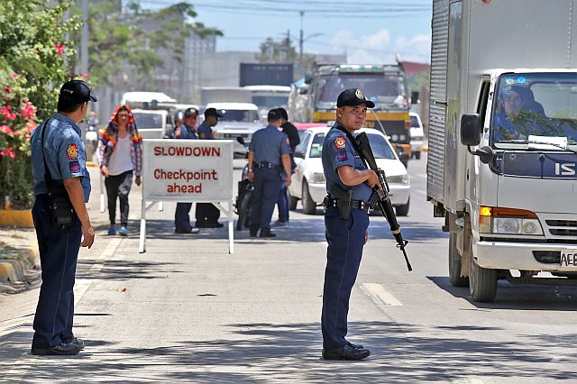 CHECK POINTS AGAINST ABU SAYAFF/APRIL 21, 2017: After a reports of at less 8 more Abu Sayaff bandets scape from the Bohol encounter Cebu City police  stations including the Police officers of Fuete Police Station 2 conducted a check point at S. Osmeña road North Reclamation Area to insure the safety of the people of Cebu City.(CDN PHOTO/JUNJIE MENDOZA)