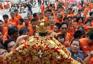 Inmates shed tears as they greet a replica of the Santo Niño image as it arrives at the Cebu Provincial Detention and Rehabilitation Center (CPDRC) for an overnight visit as part of the Basilica Minore del Santo Niño’s celebration of the 452nd “Kaplag” anniversary.  CDN file PHOTO