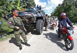  Military forces with their armored personnel carrier (APC) continue their checkpoints in the roads of Clarin, Bohol. Capt. Jojo Mascariñas of the 302nd Infantry Brigade said that three remaining members of the Abu Sayyaf are still in Bohol and will try to blend in with the community in order to escape the military cordon. (CDN PHOTO/JUNJIE MENDOZA)
