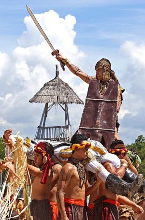 At right, “Pinoy Boy Band” finalist Tony Labrusca (standing) enacts the role of Lapu-Lapu as he raises his weapon over Ferdinand Magellan portrayed by fellow “Pinoy Boy Band” finalist James Ryan Cesena (carried by tribal warriors).  (CDN PHOTO/JUNJIE MENDOZA)