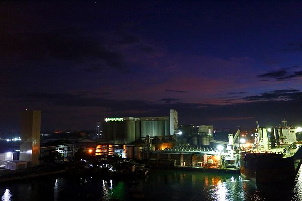  The night skyline of Mactan Island with lights glowing in the compound and wharf of General Milling Corporation as viewed from the Mandaue-Mactan Bridge in this photo taken  on April 8, 2017.  CDN PHOTO/JUNJIE MENDOZA