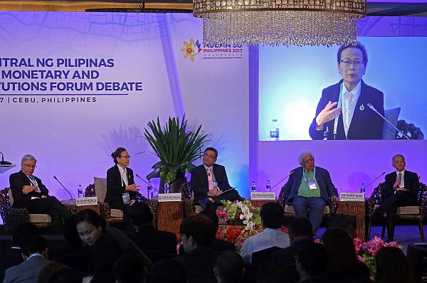 ASEAN 50 BANGKO SENTRAL DEBATE: Heavy rains and traffic did not deter discussions on Asia’s economic direction with Bangko Sentral ng Pilipinas Monetary Board Member Felipe Medalla (1st from left), former Bank of Thailand Governor Tarisa Watanagase (2nd from left), London School of Economics Professor Lord Desai (4th from left) and  Lee Kuan Yew School of Public Policy of the National University of Singapore Professor Danny Quah (5th from left). International broadcast journalist Rico Hizon  (3rd from left) moderated the discussion inside Shangri-La’s Mactan Resort and Spa in Lapu-Lapu City. (CDN PHOTO/LITO TECSON)