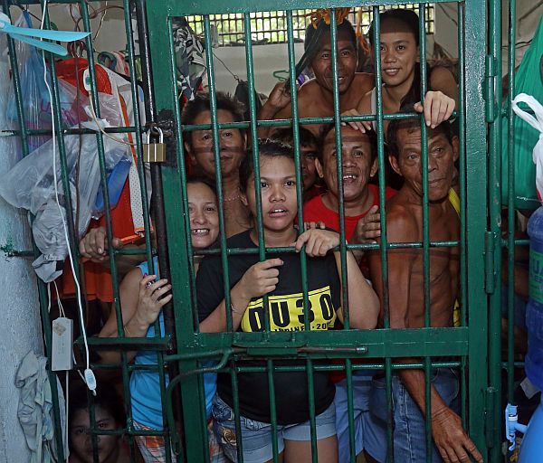 CORDOVA, MACTAN. In a cell built to accommodate ten people, twice the number are packed like sardines due to lack of detention facilities in the government’s unceasing anti-drug operations. This “female detention cell,” located at the Cordova Police Station, now houses not only 9 females but 11 male inmates as well — one of them sick with tuberculosis. CDN PHOTO/LITO TECSON