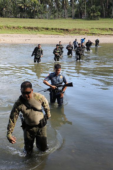Police wade through a portion of the Inabanga River as they pursue members of the Abu Sayyaf Group who escaped from last April 11’s encounter with government forces in Sitio Ilaya, Barangay Napo, in Inabanga town in Bohol province. (CDN PHOTO/TONEE DESPOJO)