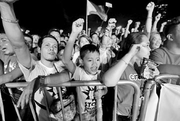 Duterte supporters join the rally to oust Vice President Leni Robredo at the Rizal Park. INQUIRER PHOTO