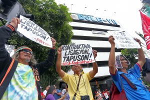 RALLY AGAINST CONTRACTUALIZATION/FEB. 3, 2017: Less than 100 militant group members stage a protest rally infront of the Department of Labor and Employment (DOLE7) to protest against contructualization and capitalism in the country.(CDN PHOTO/JUNJIE MENDOZA)