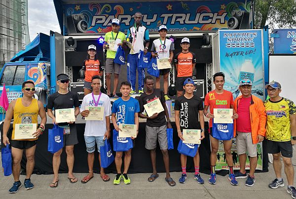 Top finishers receive their prizes during the awarding ceremony of the Summer Fun Run: A Family Run yesterday at the Cebu Business Park. CDN PHOTO/CHRISTIAN MANINGO