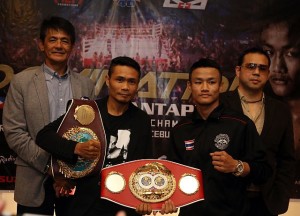 Mark “Magnifico” Magsayo (left) and Issa “Peche Boy” Nampepeche of Tanzania with ALA Promotions International CEO Michael Aldeguer (center) during the final press conference for the Pinoy Pride 40. (CDN PHOTO/LITO TECSON)