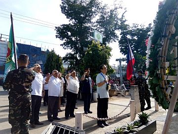 National Economic and Development Authority (Neda) Secretary-General Ernesto Pernia leads the wreath-laying and flag-raising ceremonies on Friday in celebration of the 120th death anniversary of Dr. Jose P. Rizal in Tagbilaran City, Bohol. /Inquirer photo 