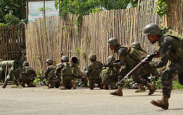 Soldiers take their positions as they prepare to hit members of ISIS-inspired militants  in Marawi City during Wednesday’s military air and ground assault in the area. / INQUIRER PHOTO