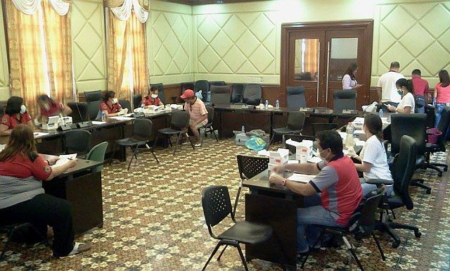 Mandaue City government employees surprise drug test on Tuesday morning. (CDN PHOTO/ Norman Mendoza)
