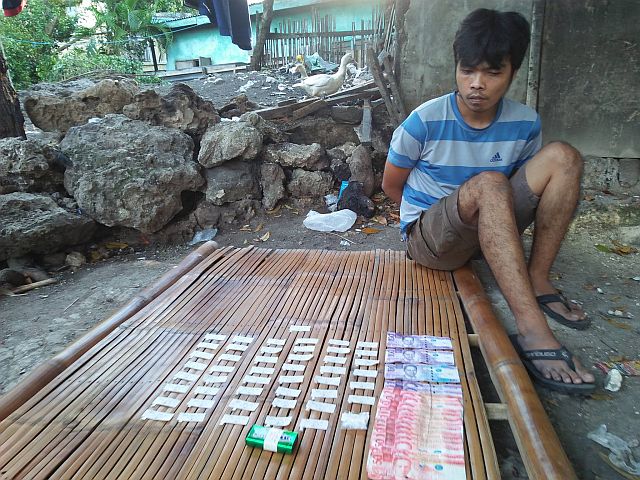 Arrested in a buy bust operation conducted by the Lapu-Lapu City Drug Enforcement Unit, Markley Aying, who yields P75,000 worth of suspected shabu at Sitio Soong 1, Brgy. Mactan | (CDN PHOTO/ Norman Mendoza)
