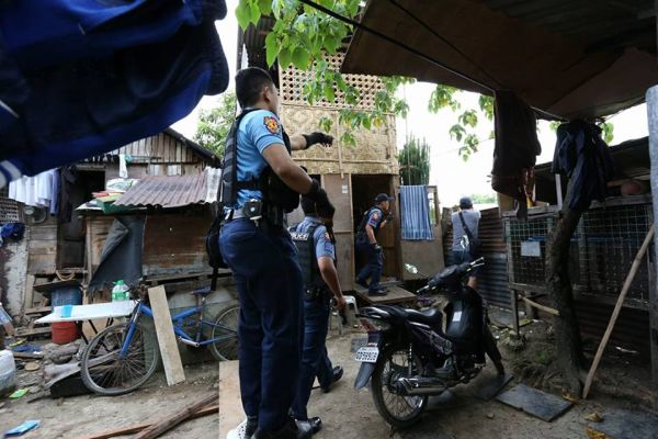  Talisay City Police and members of the city's Special Weapons and Tactics (SWAT) checks a private lot in Barangay Lawis, Talisay City where unidentified men open fired (CDN PHOTO/ JUNJIE MENDOZA)