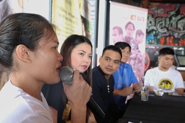 Suzeth Dalangin (left) cries as she talks about her fathers death in a combat during a pressconference of the multi-awarded film "Ang Araw sa Likod Mo". Together with her were Janice Tuballes from HERO Foundation, actor Bong Cabrera and Jun Besnar, president of Cebu Holdings Inc. and foundation beneficiary Carl Vincent Sewala. The movie will be showing tomorrow at Ayala Cinemas (CDN PHOTO/Tonee Despojo)