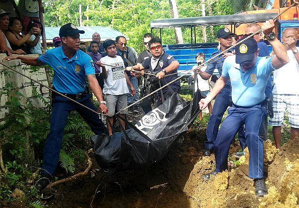 In this May 6, 2017 file photo, Bohol policemen bury the remains of suspected Abu Sayyaf member Abu Saad (full name Saad Samad Kiram) after he was killed on May 5, 2017 in an escape attempt. (CDN FILE PHOTO)