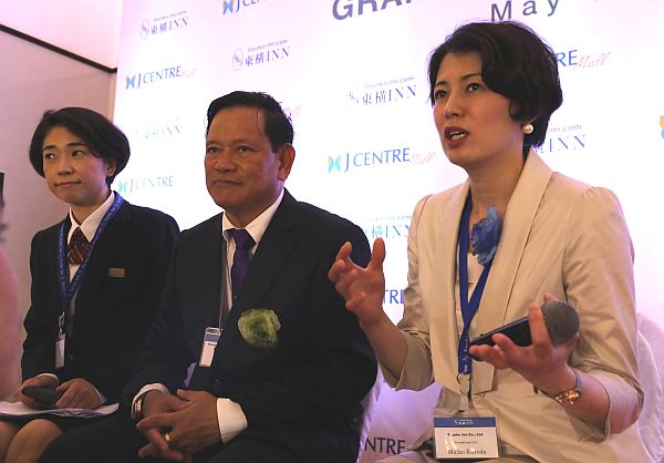 Maiko Kuroda, president and CEO of Toyoko Inn group of hotels (right), leads the opening of the country’s first Toyoko Inn in Mandaue City. With her are Justin Uy, Everjust Realty Development Corp. chairman (center), and Naoko Indio Fukase, Toyoko Inn general manager.  CDN PHOTO/TONEE DESPOJO