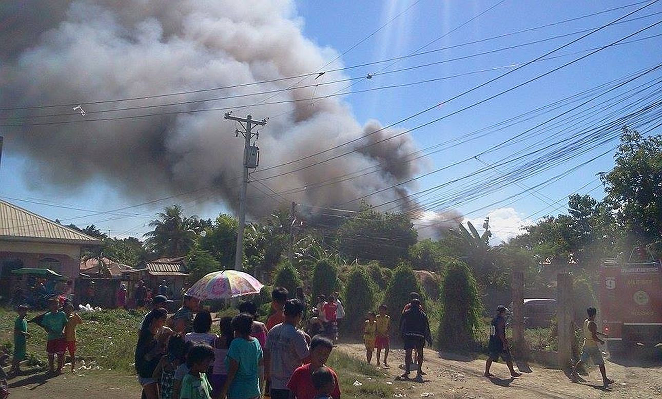 Thick smoke can be seen from the area hit by fire that claimed two lives in Sitio Kinalumsan, Barangay Cajulao in Lapu-Lapu City. (CDN PHOTO/NORMAN MENDOZA)