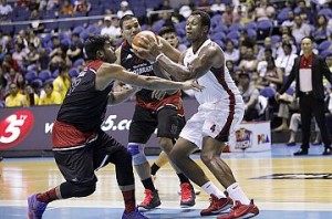 Blackwater import Greg Smith maneuvers in the paint against two Mahindra defenders in the 2017 PBA Commissioner’s Cup yesterday at the Smart Araneta Coliseum. PBA IMAGES