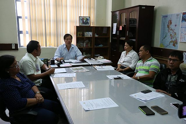 Cebu City Councilor Joy Augustus Young meets with Cebu City DepEd officials to discuss the reopening of Sapangdaku Elementary School. (CDN PHOTO/JUNJIE MENDOZA)