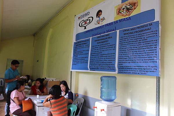 Assigned social workers assess patients at the VSMMC for the Libreng Gamot para sa Masa. contributed photo