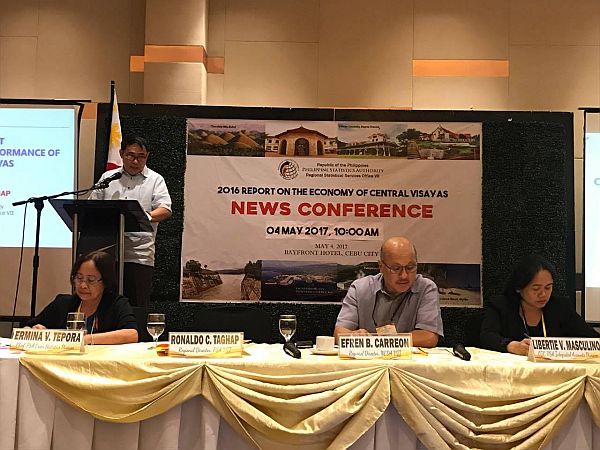 Philippine Statistics Authority regional director Ronaldo C. Taghap presents the economic figures during the 2016 Report on the Economy of Central Visayas News Conference at Bayfront Hotel.  (CDN PHOTO/AILEEN GARCIA-YAP)