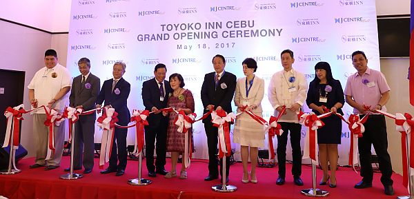 Justin Uy, Everjust Realty Development Corp. chairman (4th from left), and Maiko Kuroda, Toyoko Inn president and CEO (7th from left), lead the opening of the Toyoko Inn Cebu in Mandaue City. Mandaue City Mayor Gabriel Luis “Luigi” Quisumbing (left) and Atsushi Ueno, Embassy of Japan in the Philippines minister (3rd from left), attended last Thursday’s event. CDN PHOTO/TONEE DESPOJO
